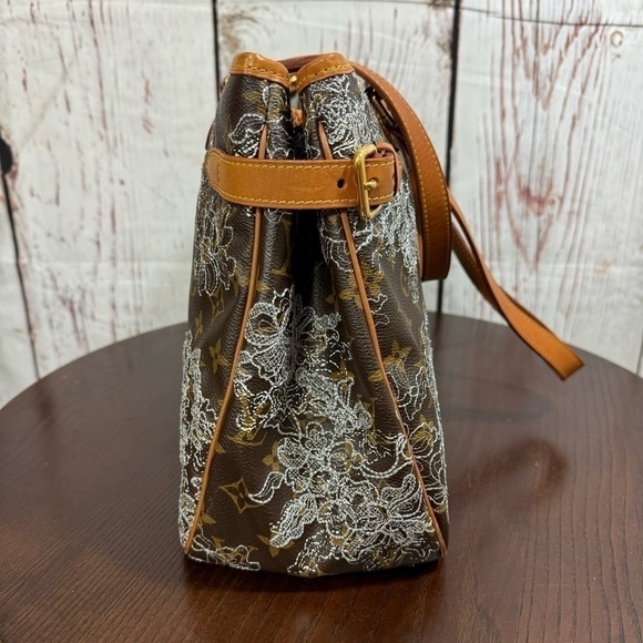 LOUIS VUITTON Dentelle Batignolles Horizontal Bag Limited Edition Silver EUC - Picture 4 of 17